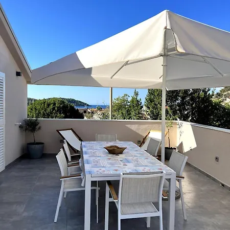 Newly Decorated With Large Terrace Apartment