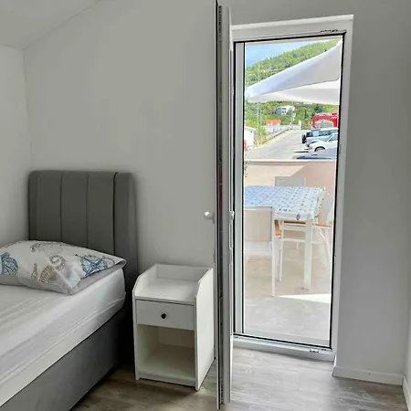 Newly Decorated With Large Terrace Apartment Vis